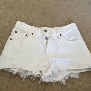 white levi’s jean shorts